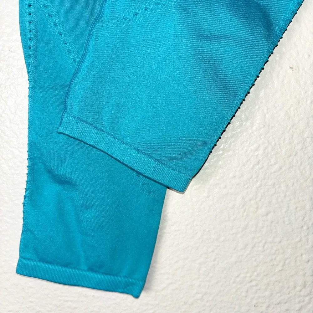 Fabletics High-Waisted Seamless Dot Capri Women's Size XS Geyser Blue